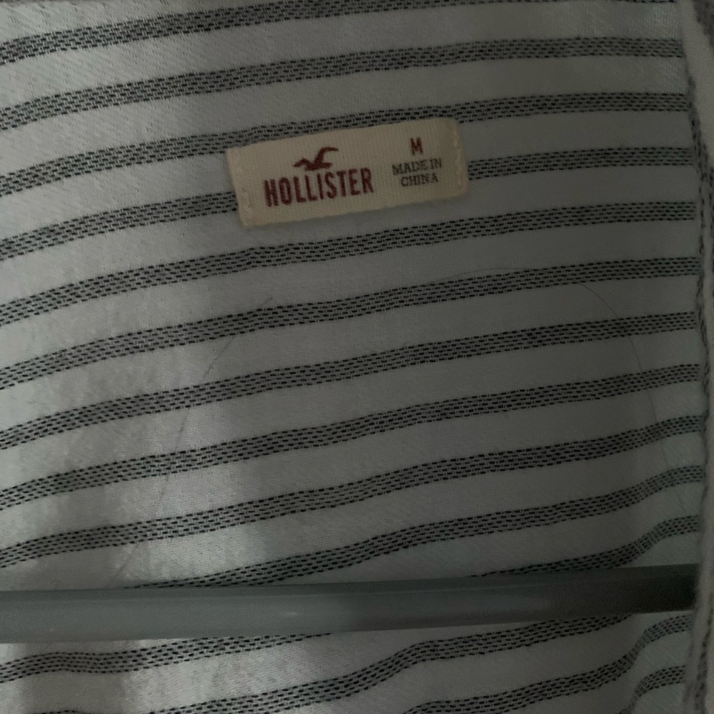 HOLLISTER Button-Down Top - Picture 3 of 3